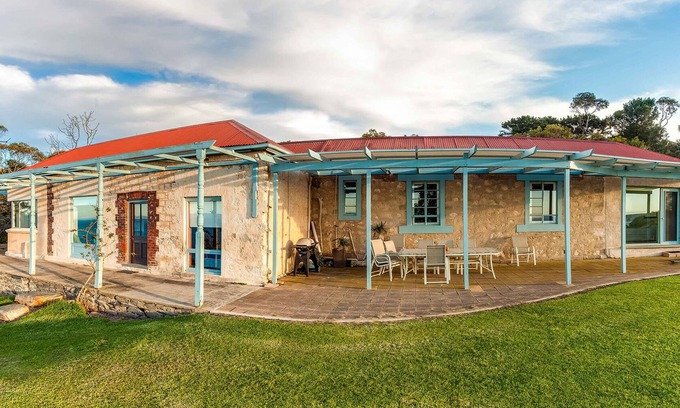 Willoughby Other | Experience Nat's Homestead - Historic Clifftop Getaway