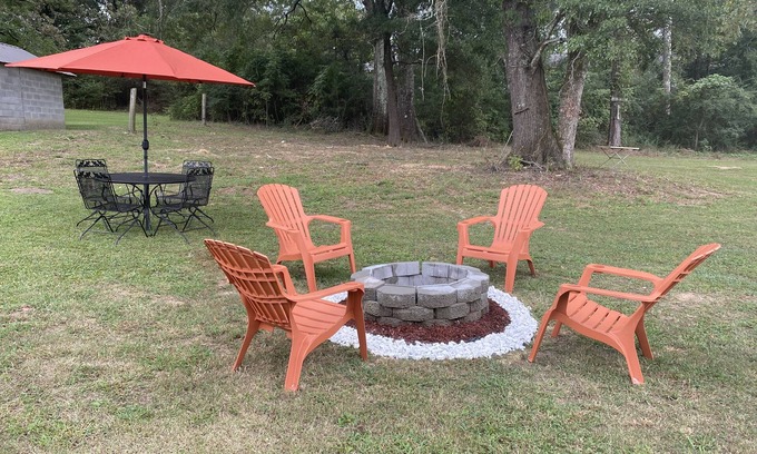 Talladega House | Inviting Natalie's Place: Guest Rated 9.8, Family-Friendly Stay