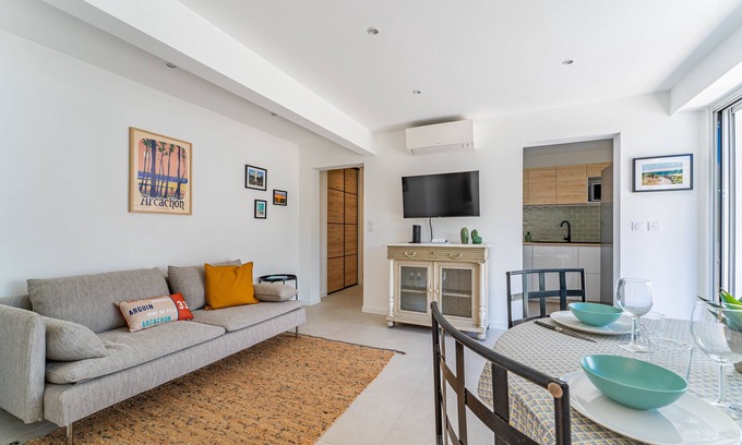 Arcachon Apartment | Discover Nathaniel: 5-Minute Stroll to the Beach