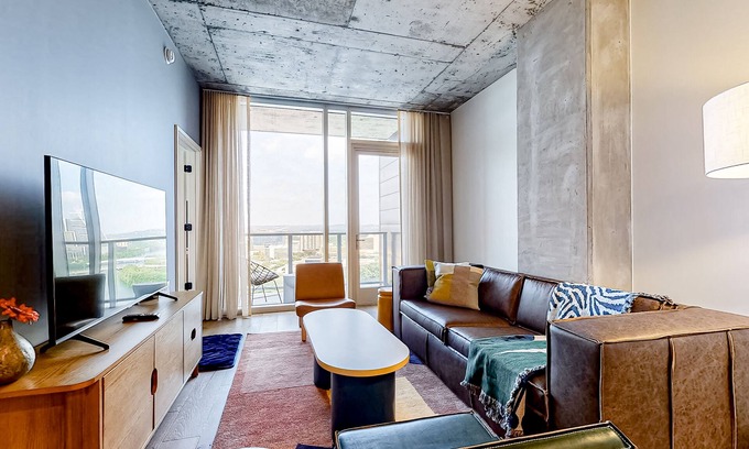 Rainey Street Historic District Condo | Lake-View Natiivo Austin Condo with Pool and Gym Access