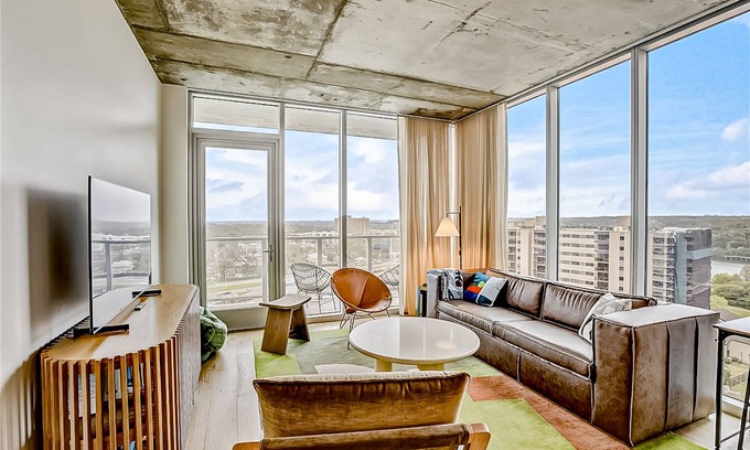 Rainey Street Historic District Condo | Scenic Lake-View Condo with Rooftop Pool & Gym