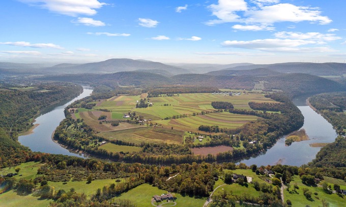Tunkhannock House | Experience National Geographic Views with Hot Tub & Game Room
