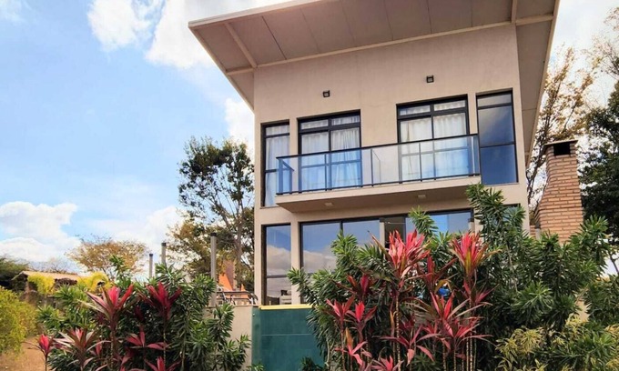 Lapinha da Serra House | Experience NATIVOS DE MINAS-SANTOSDUMONT with Lake Views