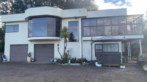 Te Kuiti House | Escape to Natthakan Heights: Oceanfront Bliss Awaits