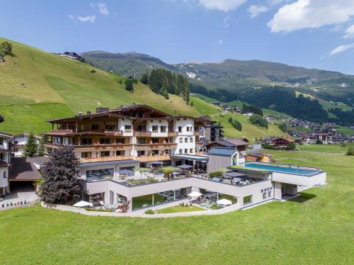Vorderlanersbach Hotel | Explore the Tuxertal: 4-Star Nature & Wellness Retreat