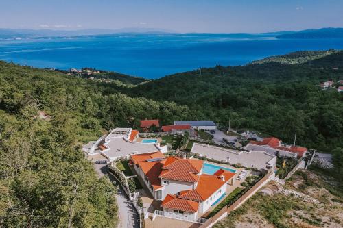 Veprinac Villa | Discover Natura I: Family-Friendly Retreat with Pool Access