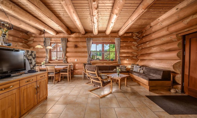 Tragweis Apartment | Cozy Log House Morgensonne Near the Serene Forest