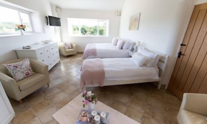 Vobster Apartment | Experience Breathtaking Views on 55 Acres of Nature