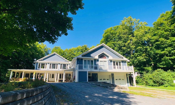 Chelsea House | Experience Nature Escape Guesthouse in Gatineau Park
