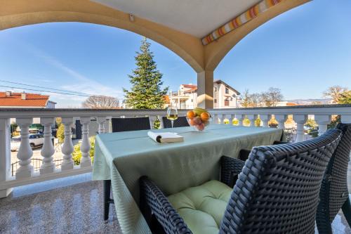Njivice Apartment | Nature Retreat: Family-Friendly Stay with Guest Rated 9.8