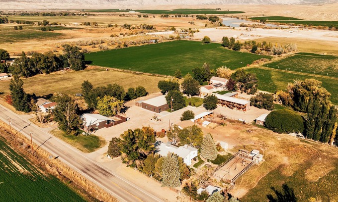 Jensen Cabin | Nature Lodge for Family Reunions & Corporate Retreats