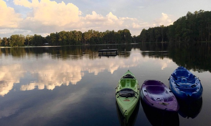 Lutz House | Idyllic Lakeside Retreat - Private Suite for Nature Lovers