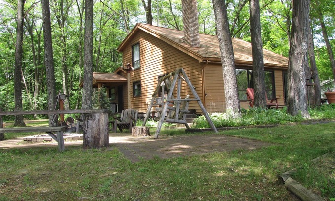 Paris House | Picturesque Riverfront Retreat for Nature Enthusiasts