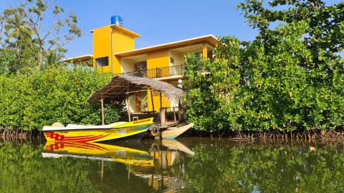 Waikkal Hotel | Nature Paradise Guesthouse: Pet-Friendly Oceanfront Retreat