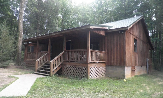 Mt Lookout Cabin | Serene Retreat with Hot Tub & Local Outdoor Adventures