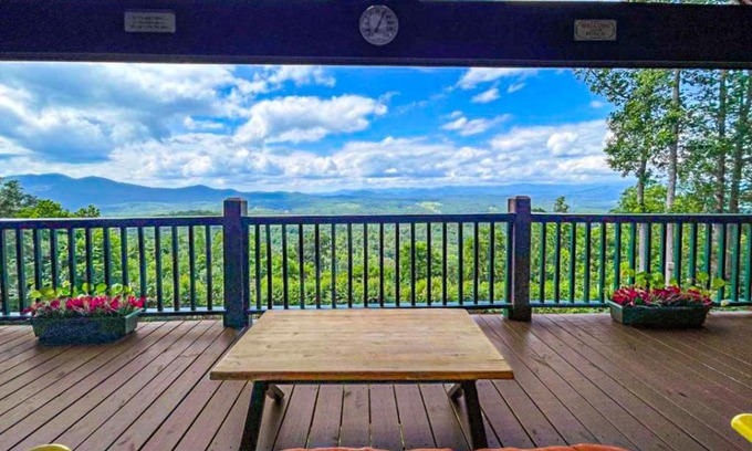 Murphy House | Nature's Embrace Cabin: Family-Friendly Retreat with Hot Tub