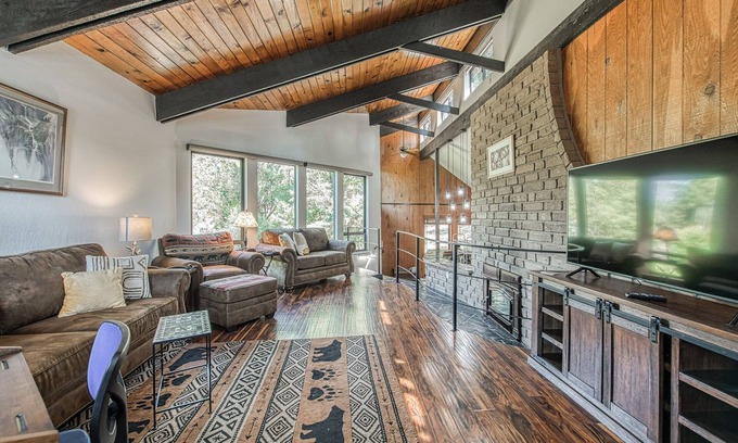 Yosemite Forks House | Nature's Embrace