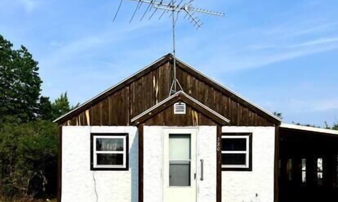 Nashua House | Nature's Oasis: Pet-Friendly Retreat Near FT Peck!