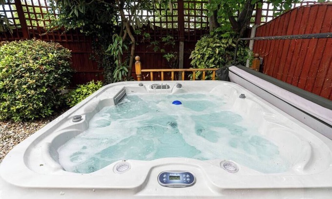 Canvey Island House | Relaxing Nature's Serenade: 3BR Home with Spa & Lake Views