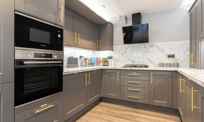 Canvey Island House | Nature's Serenade:3BR Classic Home-Jacuzzi & Sauna