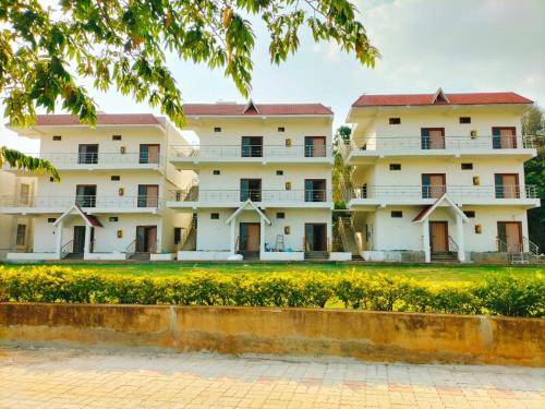 Yelagiri Resort | Explore Nature's Trail: Family-Friendly with Pool & Dining