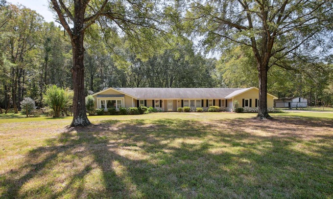 Olive Branch House | Relaxing Nature's Care: Home with Pond Near Memphis