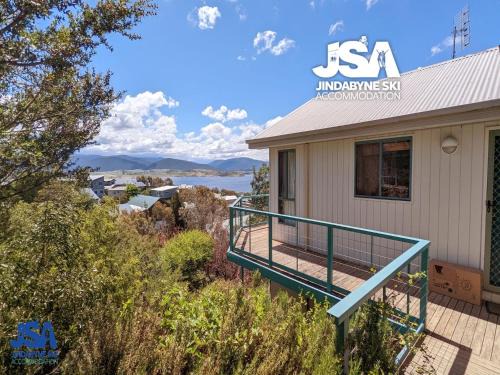 East Jindabyne House | Discover Naturescape: 4-Star Stay with Hot Tub & Pet-Friendly