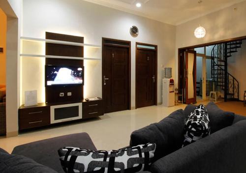 Sleman House | Naura Guest House: Family-Friendly Oasis with Pool Access