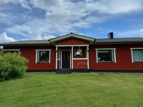 Iisalmi House | Relax at Naurismäki Iisalmi: Pet-Friendly Beach Retreat