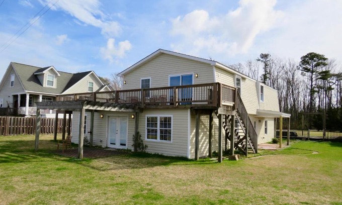 Coinjock House | Family-Friendly Escape at Nauti Buoy Hotel Awaits You
