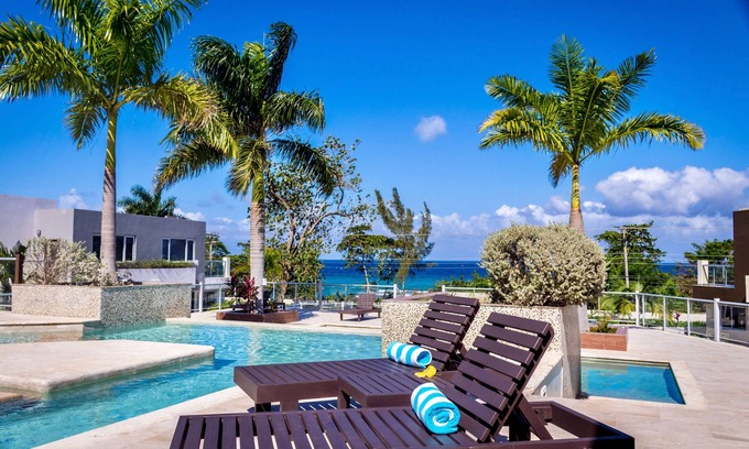 Reading House | Oceanfront Escape at Nautical Homes with Hot Tub & Free Wifi