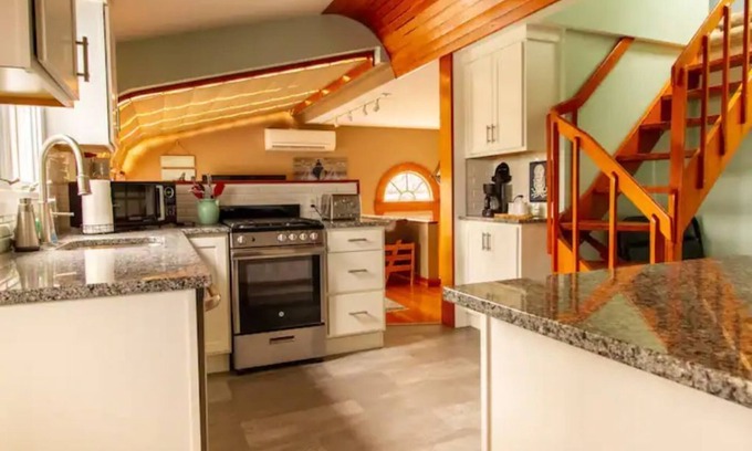 Bristol Apartment | Ocean View Apartment with Pet-Friendly Amenities & Spa