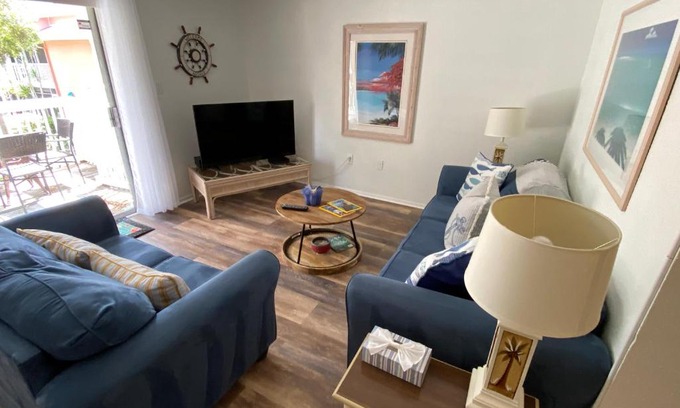 Bayview Apartment | Beachfront Nautilus Cottage with Hot Tub & Ocean Views