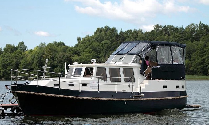 Wilkasy Boat Rental | Oceanfront Family Retreat at Nautiner 40.3 - Rated 8/10