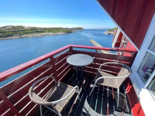 Nautnes Apartment | Experience Nautnes Fiskervær: Family & Pet-Friendly Retreat