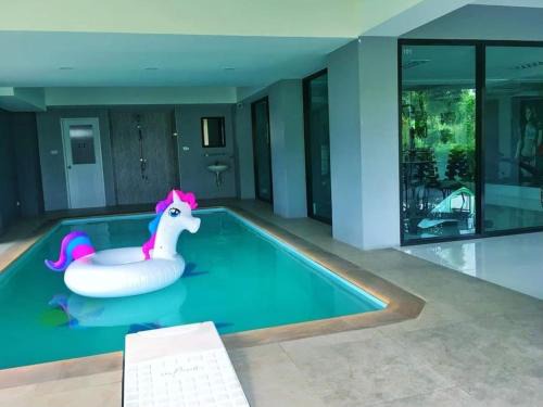 Rangsit Hotel | Discover Nava Grand: Family-Friendly Hotel with Pool Access