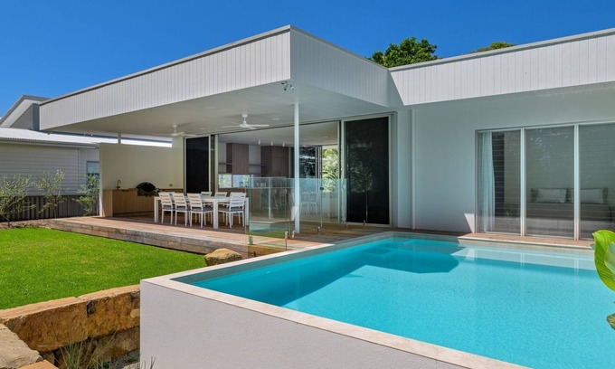 Rainbow Beach House | Experience Navy's by the Beach: Boutique Stay Steps from Ocean