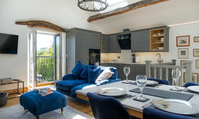 Combs House | Cozy Naze View Barn: Pet-Friendly Retreat with Hot Tub