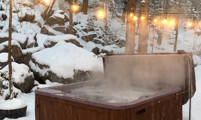Lyons Cabin | Charming Cabin by the Rocks with Pool and Hot Tub