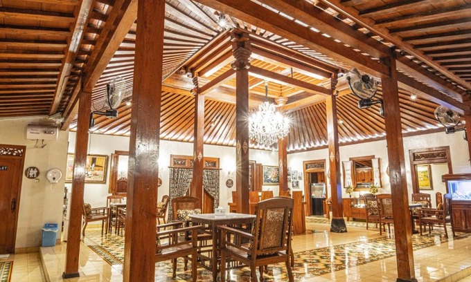 Surakarta House | Family-Friendly Stay at nDalem Kartowikoro 1835