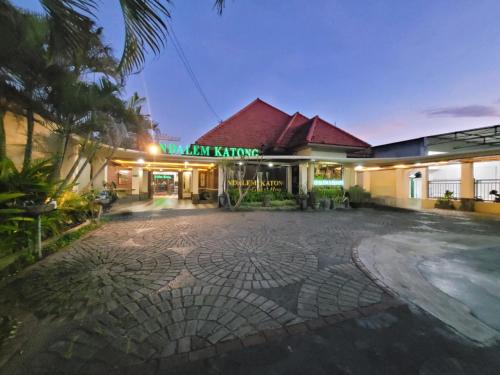 Ponorogo Hotel | Cozy Ndalem Katong Guest House with Breakfast Included