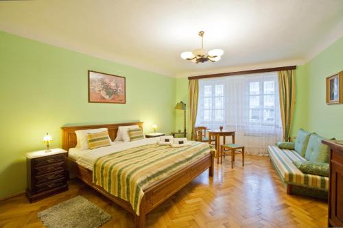 Mikulov House | Elegant (Ne)vinná kavárna: Top-Rated Stay with Hot Tub