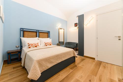 Montecalvario Apartment | Pet-Friendly Nea Domus Santa Monica with Restaurant & Breakfast