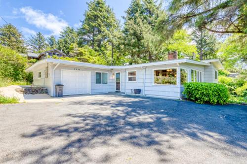 Neahkahnie Beach House | Pet-Friendly Retreat at Neahkahnie Charmer for Families