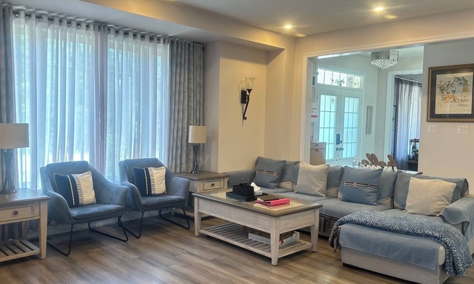 Niagara Falls House | Convenient Lake View Stay Near Niagara Falls & Shopping