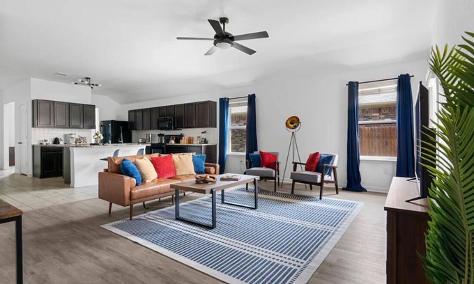 Austin House | Near Airport and Tesla, King Bed, Workspaces, Fenced Yard, Fast Wi-Fi