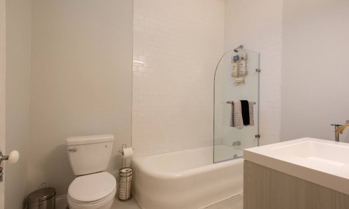 Albany Apartment | Ideal 5-Star Long Stay Hotel with Spa & Parking Access
