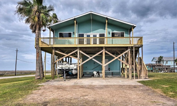 San Luis House | Cozy Freeport Home with Deck, Grill & Boat Access