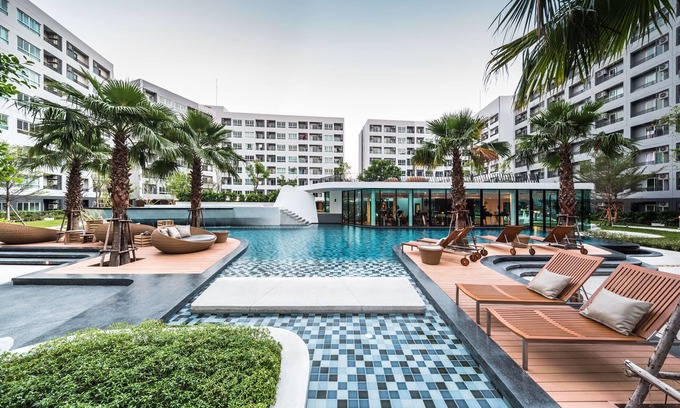 Bang Chak Condo | Relaxing Retreat Near BTS with Huge Pool & Spa Access