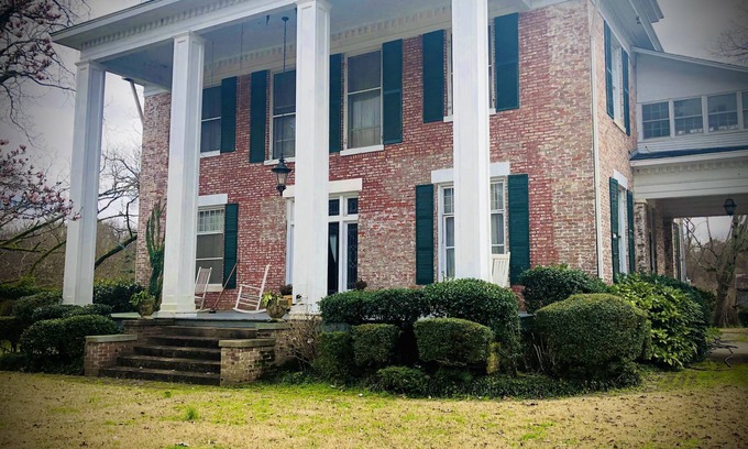 Columbus Bed & Breakfast | Ideal Stay Near Columbus AFB with Fresh Breakfast & Spa